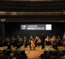Vista general del escenario del salón de actos en un momento del concierto ofrecido por la orquesta 